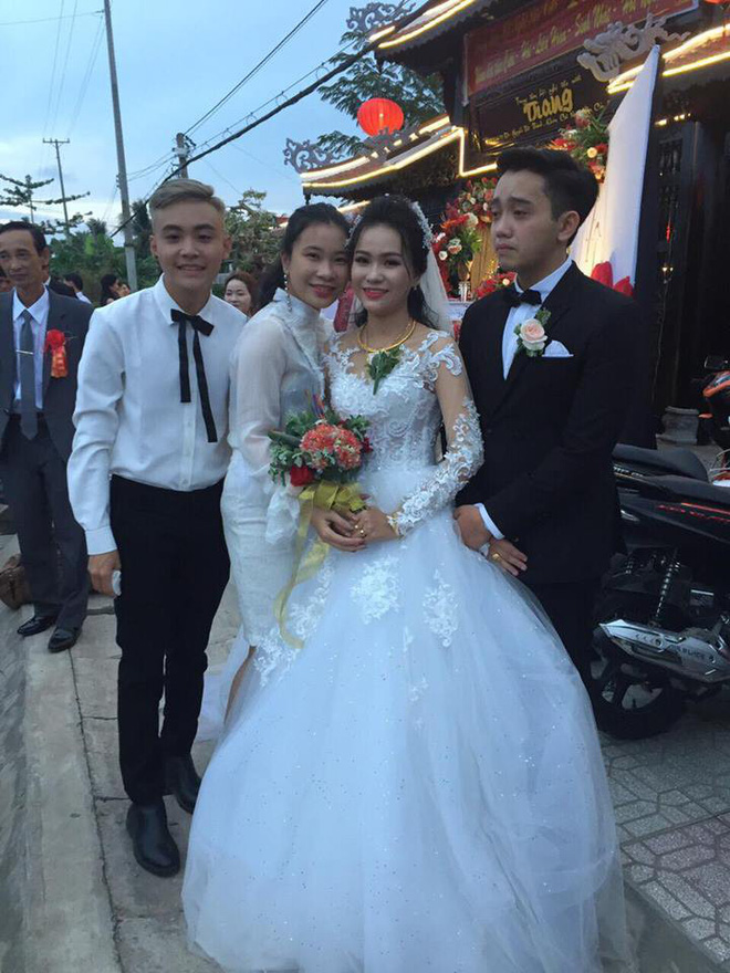 Hình ảnh chú rể khóc như mưa trong ngày cưới vì thương bố mẹ vợ đã gả con gái cho mình khiến cộng đồng mạng xôn xao Hình ảnh chú rể khóc như mưa trong ngày cưới vì thương bố mẹ vợ đã gả con gái cho mình khiến cộng đồng mạng xôn xao